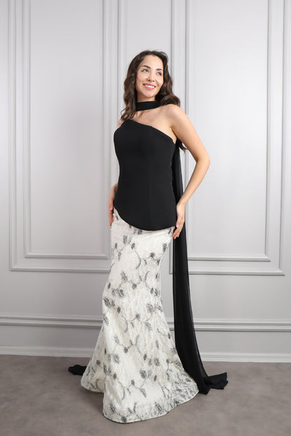 طقم تنورة بتفاصيل دانتيل وتوب سترابلس بوشاح -  اسود وسكري