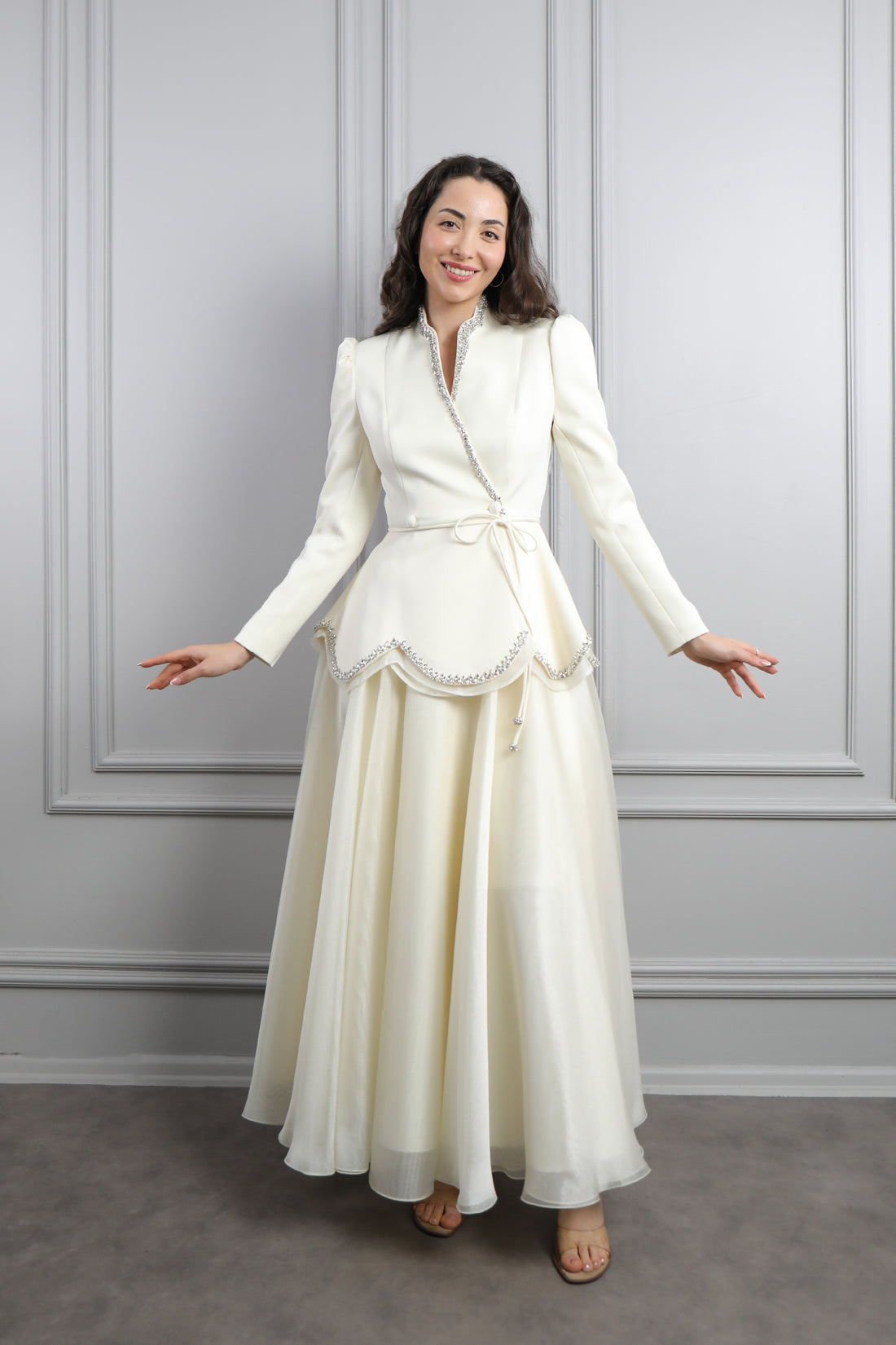 طقم تنورة وجاكيت مزين بتطريوات كريستالية -سكري