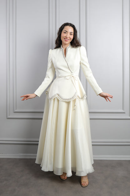 طقم تنورة وجاكيت مزين بتطريوات كريستالية -سكري