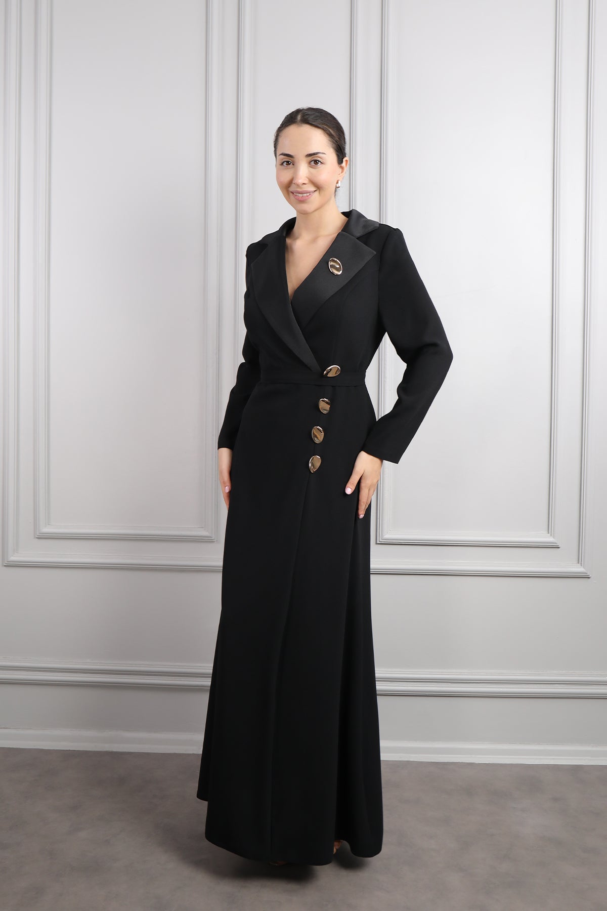 فستان بتفاصيل ازرار ذهبية مقاس كبير -اسود