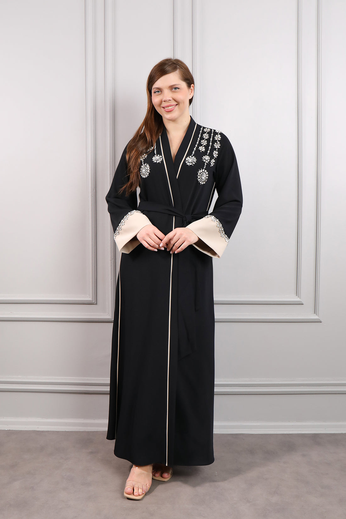 عباية مزين بالكريستالات مع حزام عالخصر -اسود