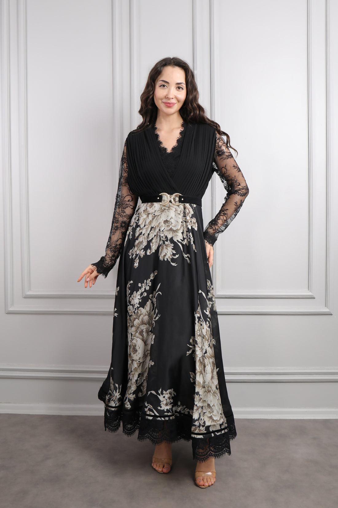 فستان ساتان بتفاصيل دانتيل ونقشات ورود مع حزام, مقاس كبير -اسود وبيج