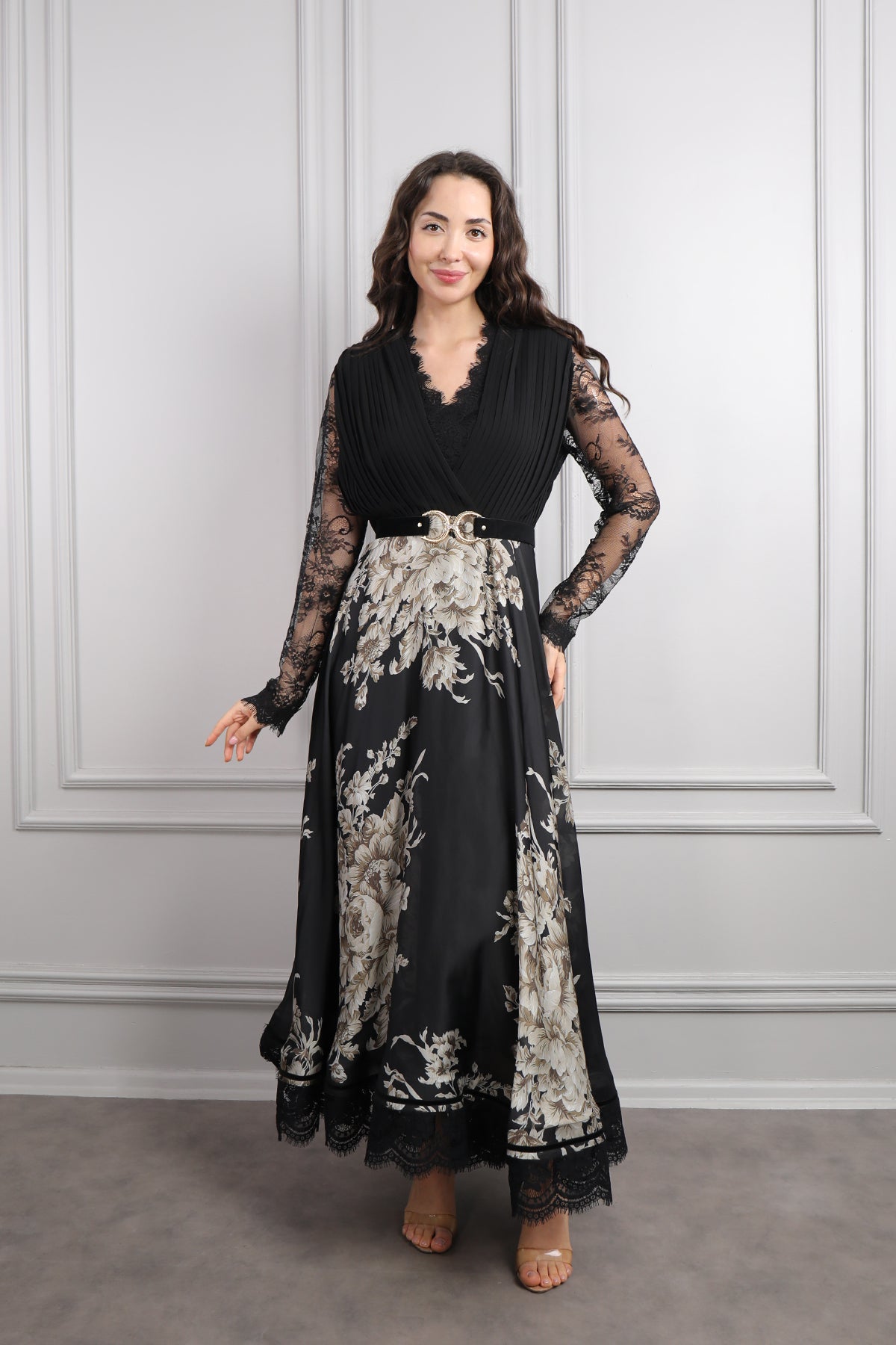 فستان ساتان بتفاصيل دانتيل ونقشات ورود مع حزام, مقاس كبير -اسود وبيج