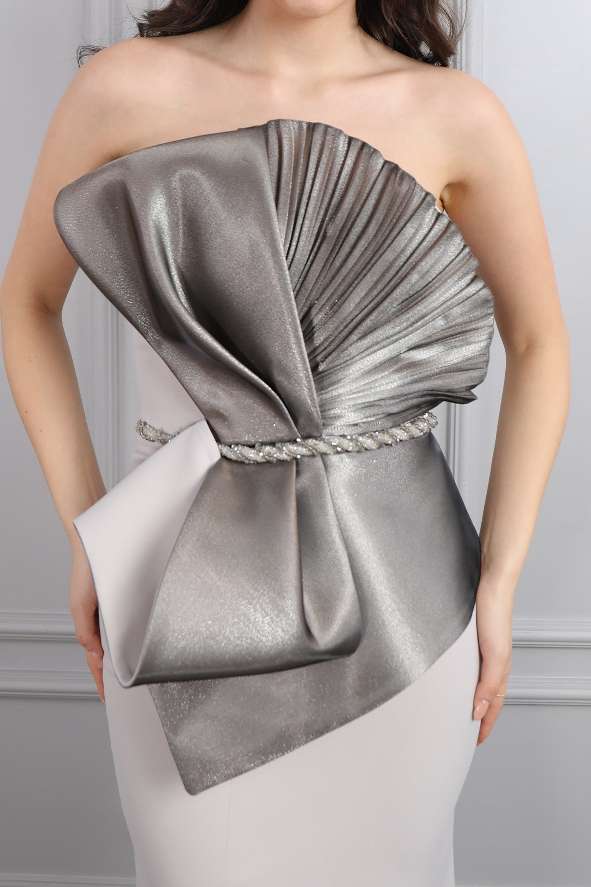 فستان سهرة سترابلس بتصميم فيونكة امامية وحزام لامع مقاس كبير- رمادي