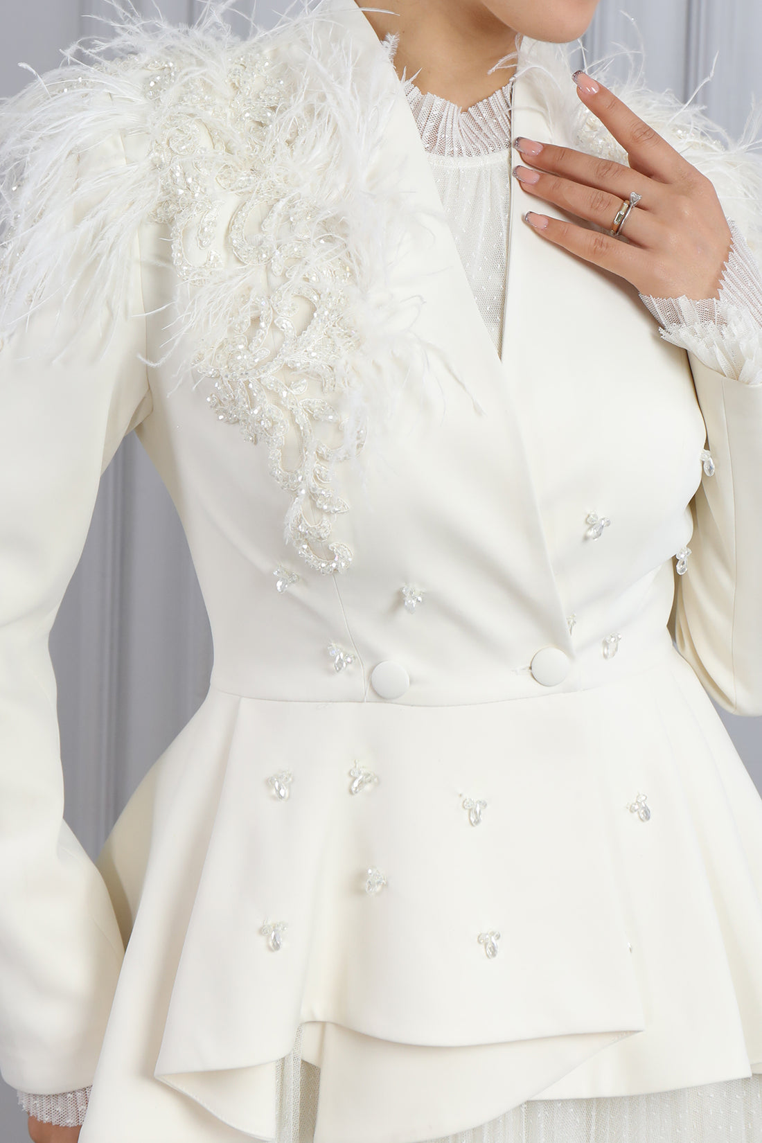 طقم فستان تول وجاكيت مزين بالريش في الاكتاف -سكري