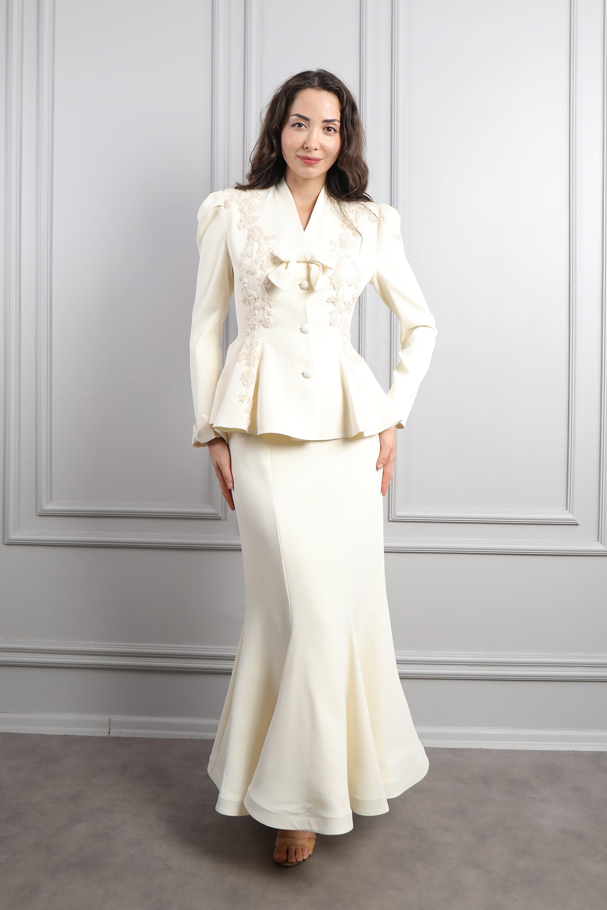 طقم تنورة وجاكيت بزينة فيونكة وتطريزات خرزية -سكري