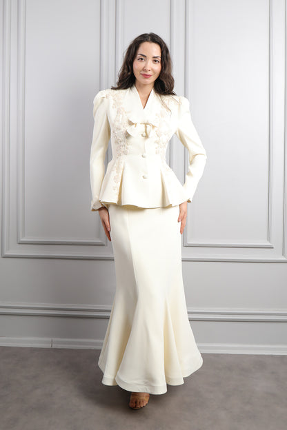 طقم تنورة وجاكيت بزينة فيونكة وتطريزات خرزية -سكري