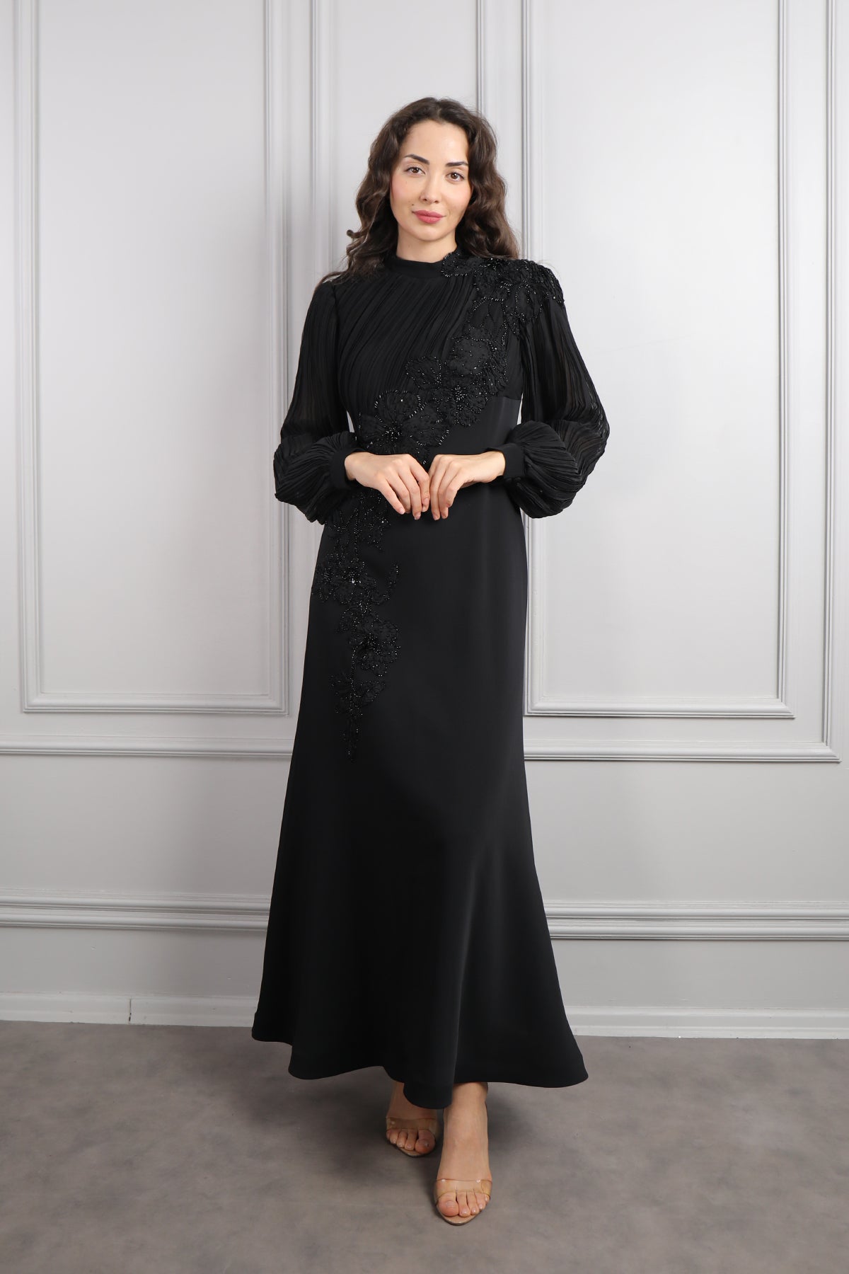 فستان خناقي باكمام واسعة مزين بالخرز والورود -اسود