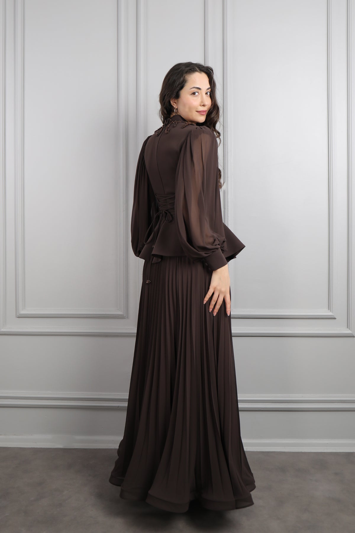 طقم تنورة بتكسيرات وتوب مزين بازرار وتطريزات خرزية -بني