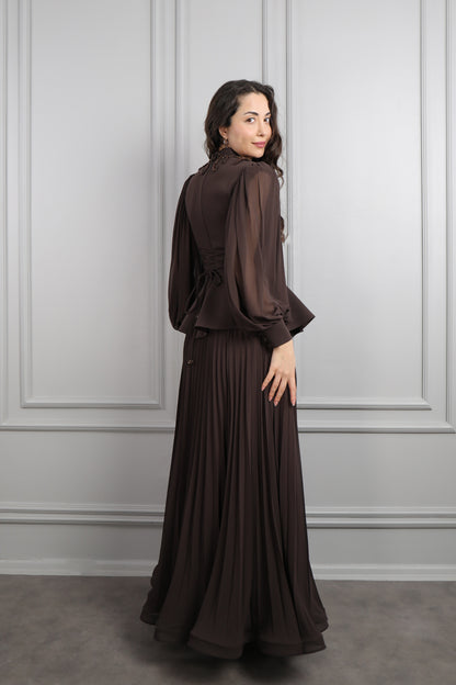 طقم تنورة بتكسيرات وتوب مزين بازرار وتطريزات خرزية -بني