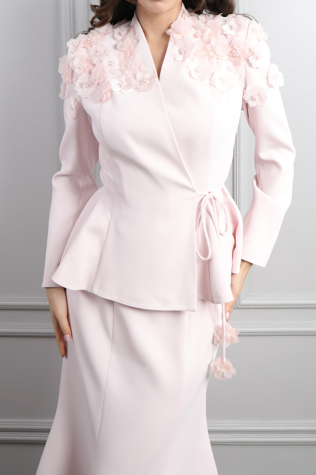 طقم تنورة وجكيت مزين بالورود مع حزام -بمبي