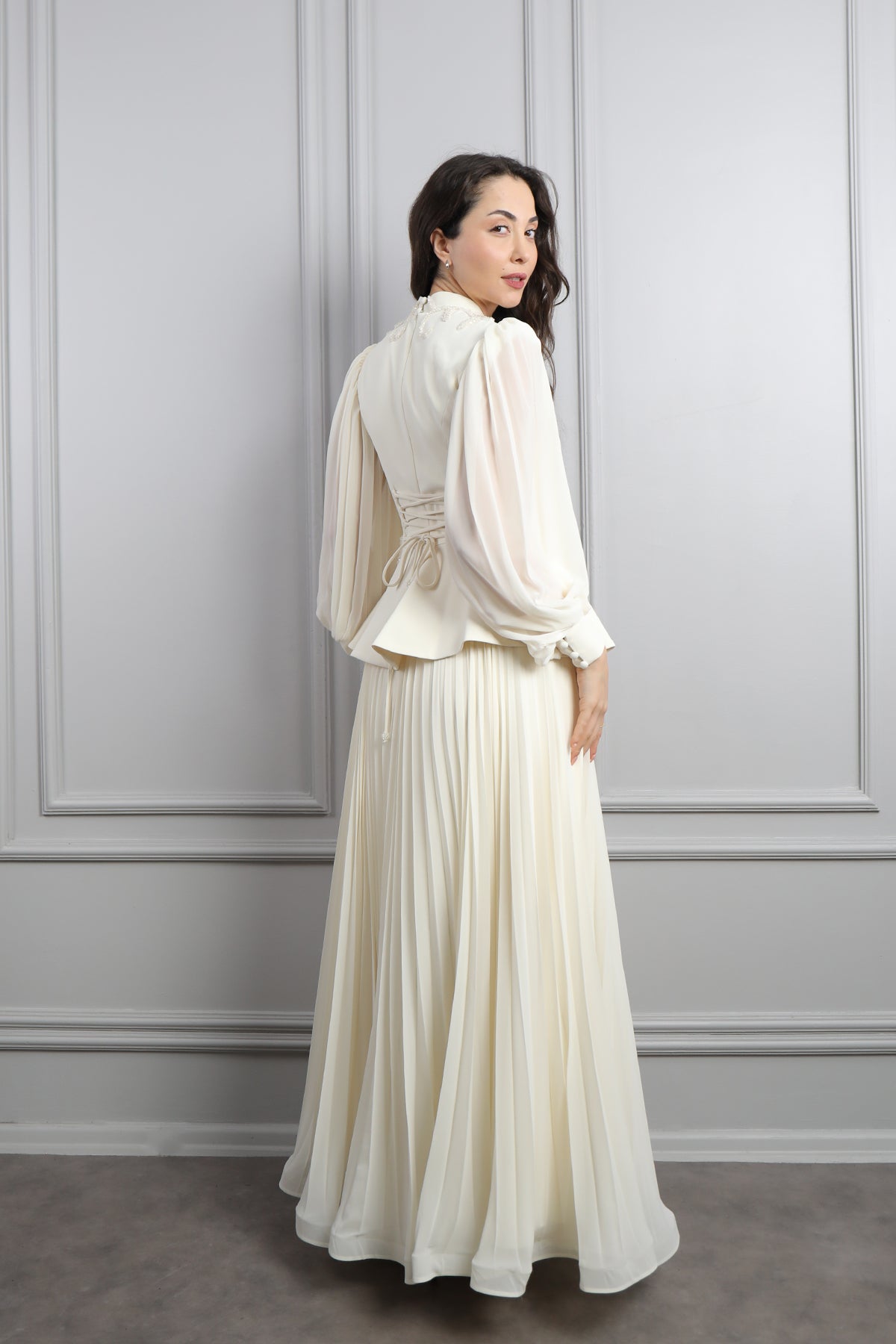 طقم تنورة بتكسيرات وتوب مزين بازرار وتطريزات خرزية -سكري