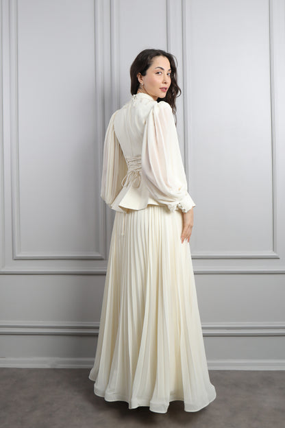 طقم تنورة بتكسيرات وتوب مزين بازرار وتطريزات خرزية -سكري