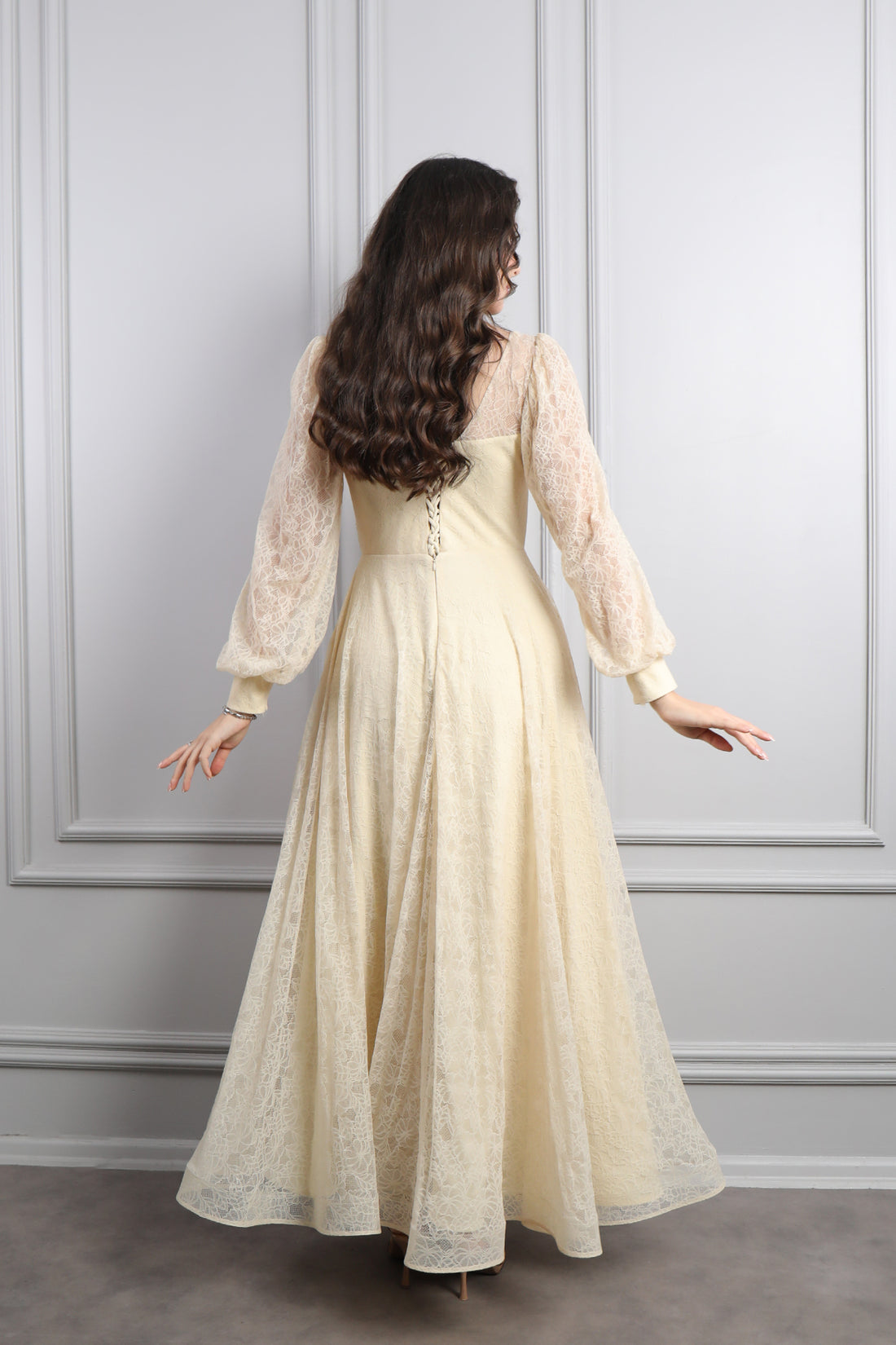 فستان سهرة دانتيل بياقة مثلثة واكمام واسعة مقاس كبير -بيج