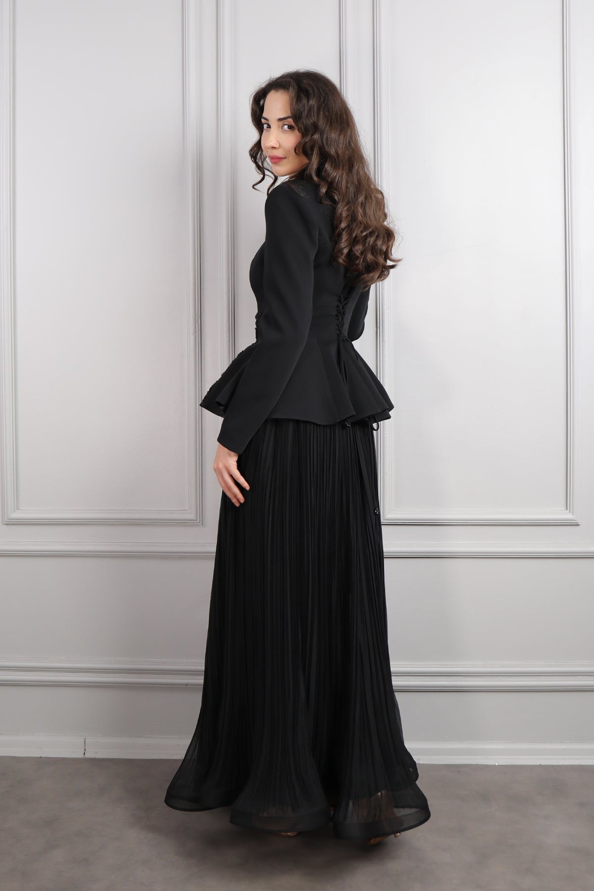 طقم تنورة بتكسيرات وجاكيت مزين بتطريزات خرزية ورود -اسود