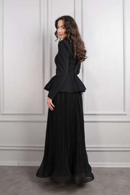 طقم تنورة بتكسيرات وجاكيت مزين بتطريزات خرزية ورود -اسود