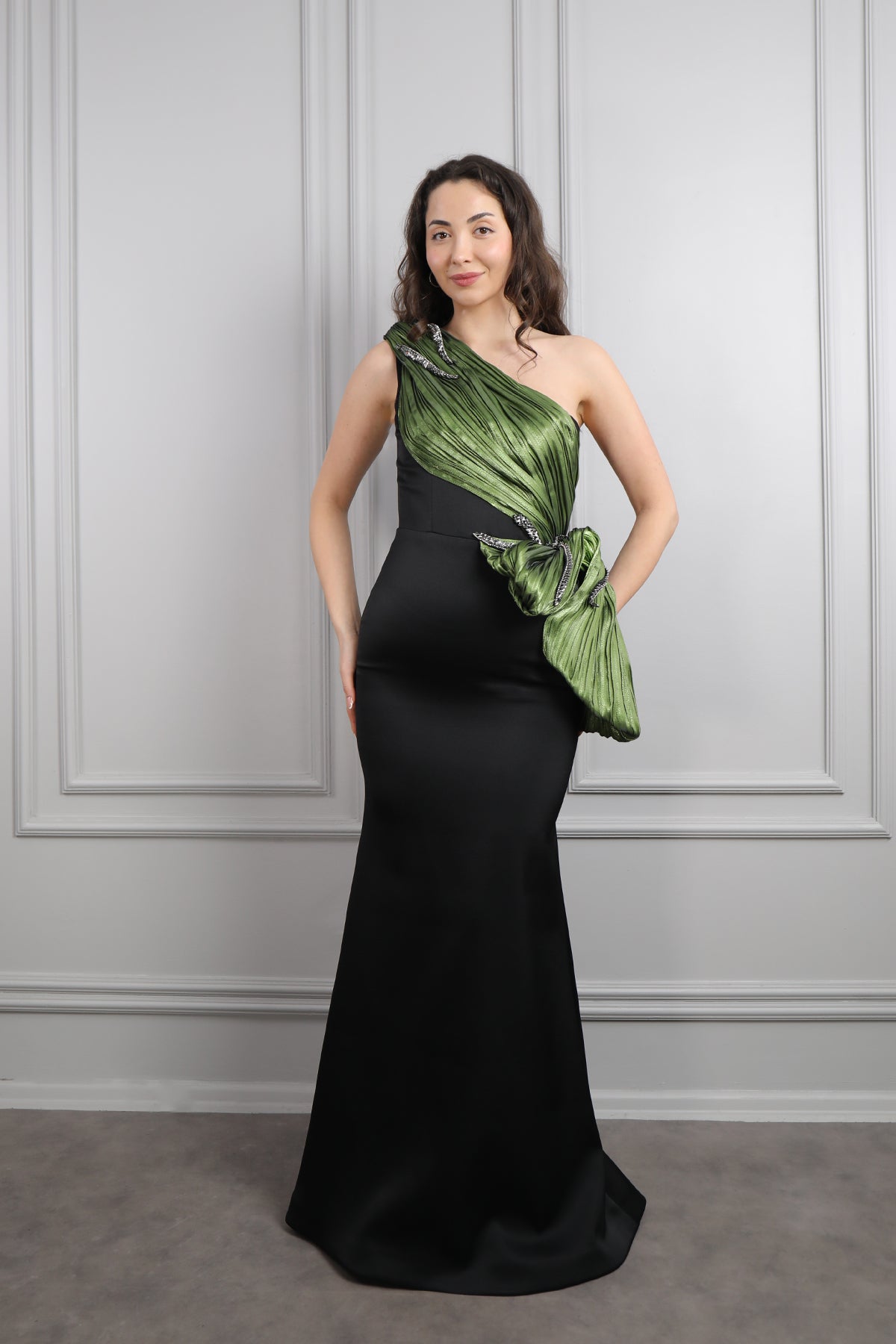 فستان سهرة بقصّة السمكة مكشوف الكتف ومزين بتفاصيل مموجة وكريستالات -اخضر