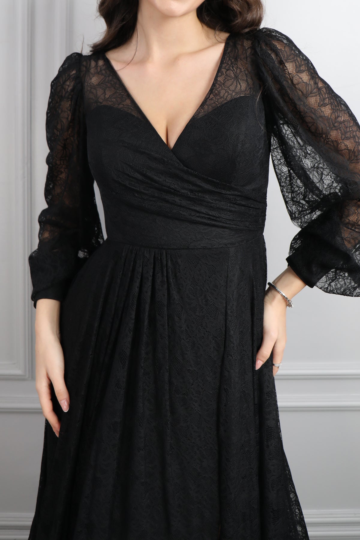 فستان سهرة دانتيل بياقة مثلثة واكمام واسعة مقاس كبير -اسود