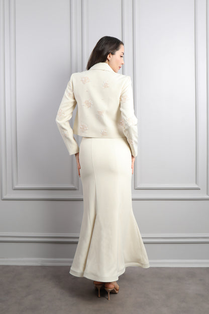 طقم تنورة وجاكيت بتطريزات خرزية وزينة ازرار -سكري