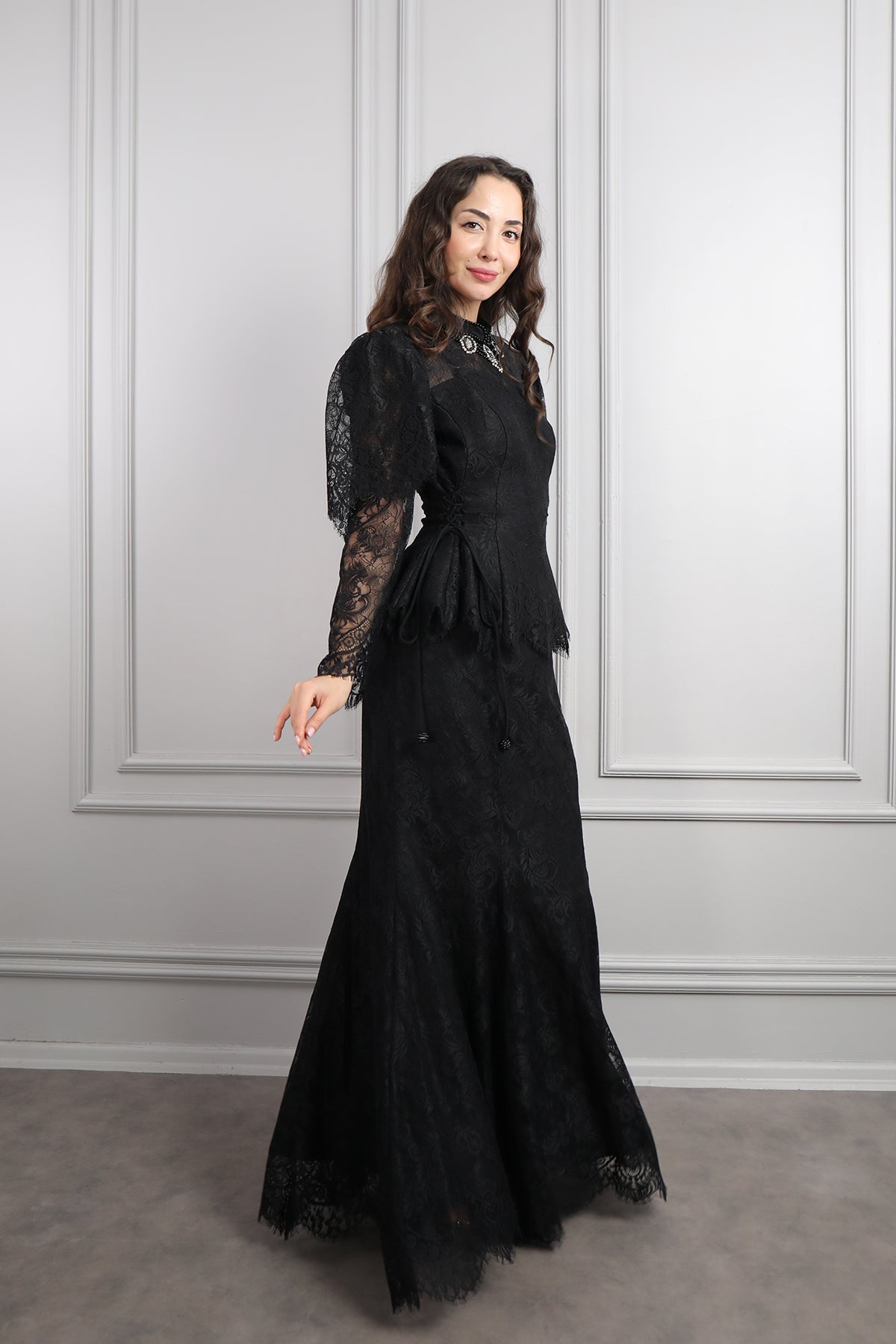 طقم دانتيل خناقي بتطريزات خرزية واكمام شفافة -اسود