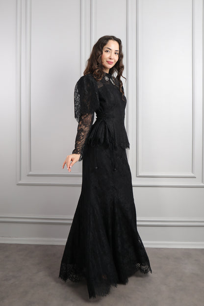 طقم دانتيل خناقي بتطريزات خرزية واكمام شفافة -اسود