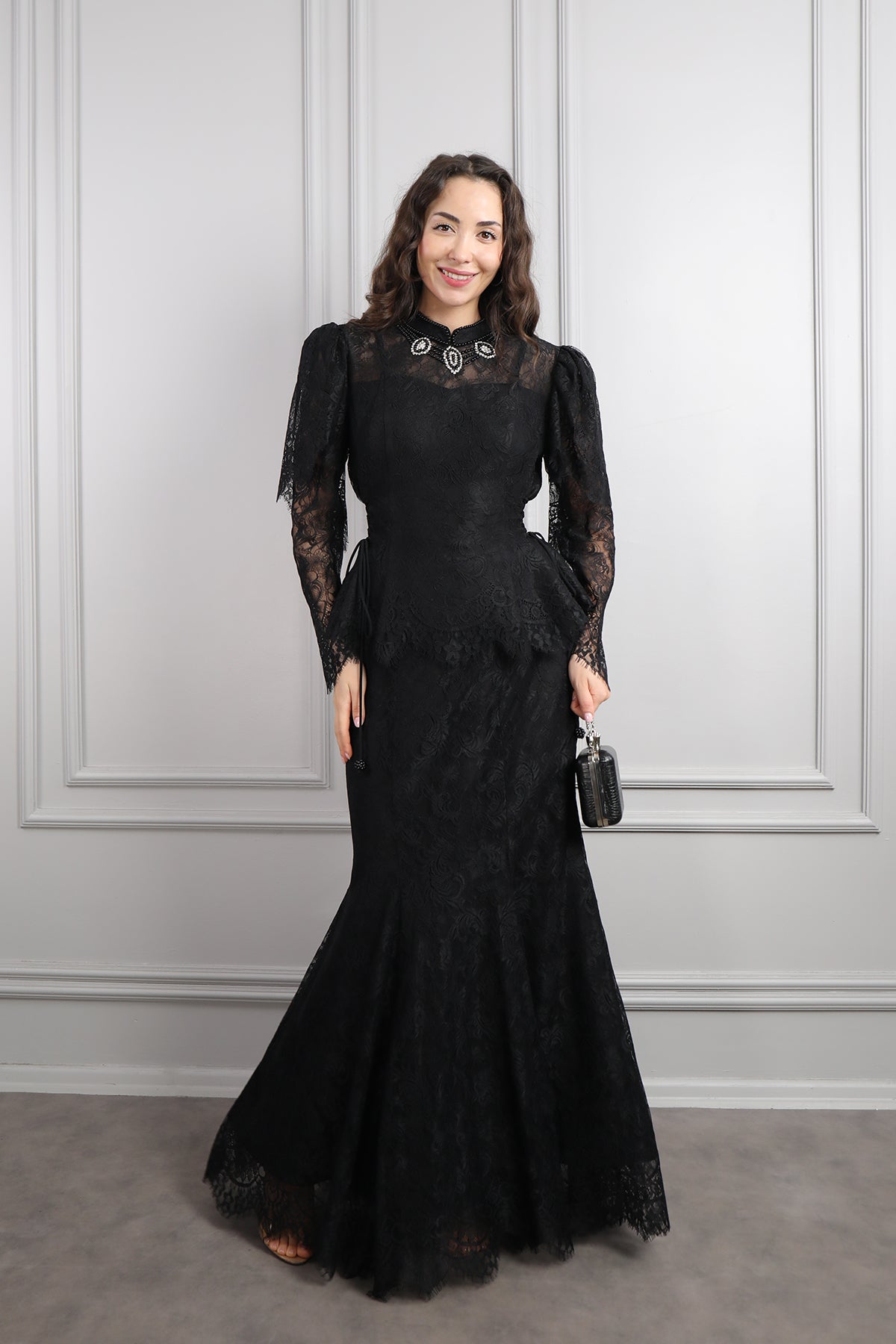 طقم دانتيل خناقي بتطريزات خرزية واكمام شفافة -اسود