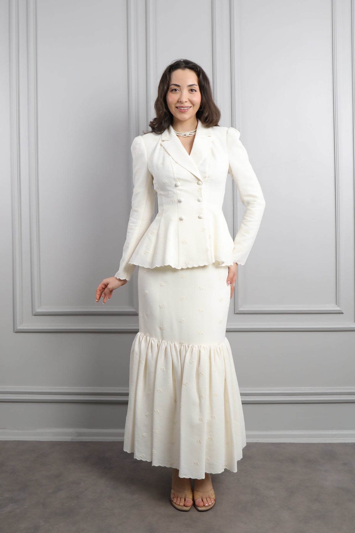 طقم تنورة وجاكيت مزين بتطريزات زهور وسلسال -سكري