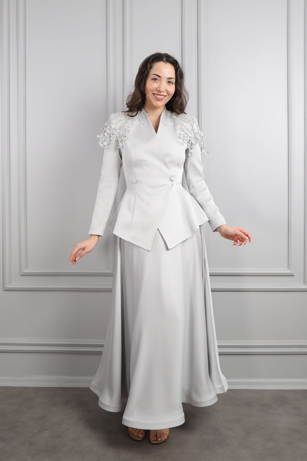 طقم تنورة ساتان وجاكيت مزين بورود عالاكتاف -رمادي