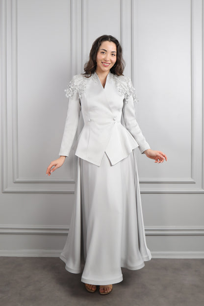 طقم تنورة ساتان وجاكيت مزين بورود عالاكتاف -رمادي