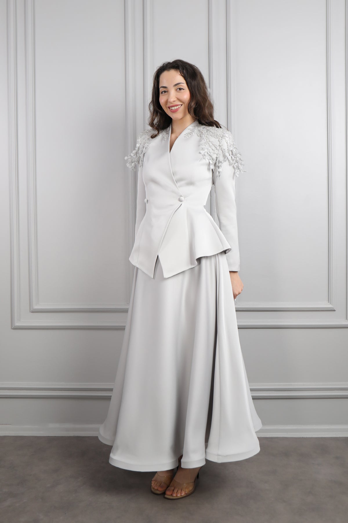 طقم تنورة ساتان وجاكيت مزين بورود عالاكتاف -رمادي