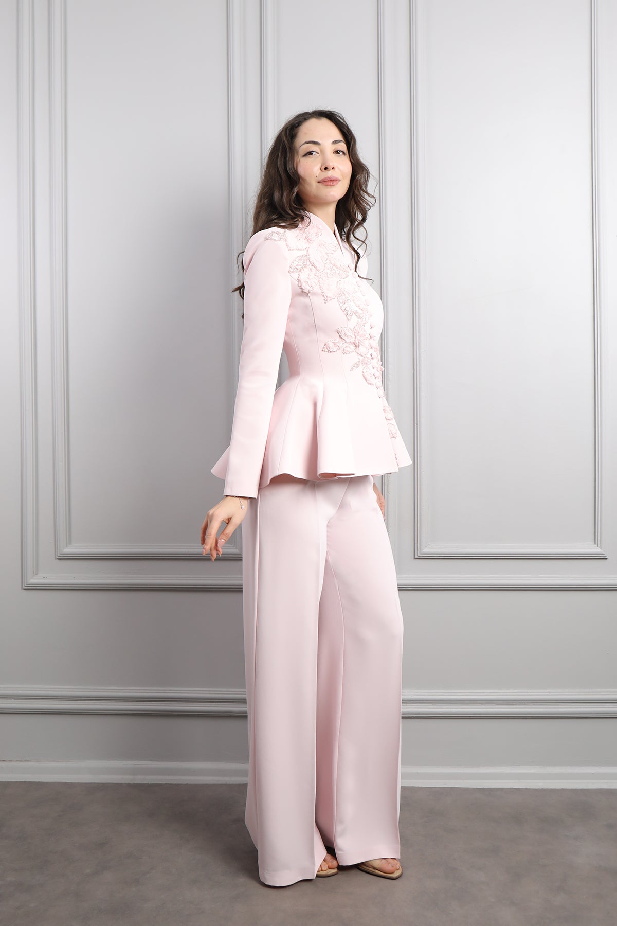 طقم بنطال وجاكيت بتطريزات خرزية وزينة ازرار -بمبي