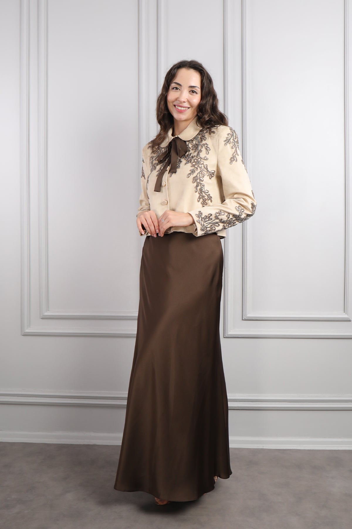 طقم تنورة ساتان وجاكيت بتطريزات خرزية -بيج