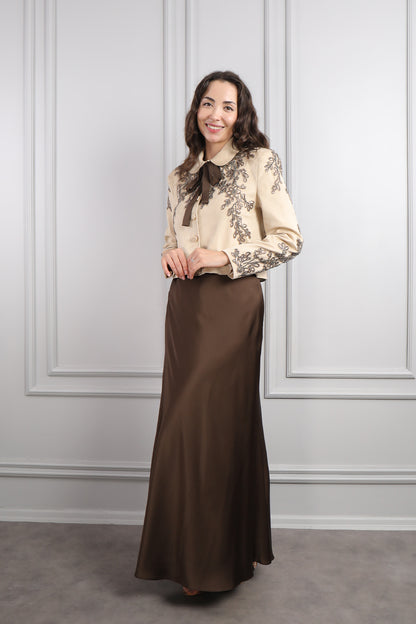 طقم تنورة ساتان وجاكيت بتطريزات خرزية -بيج