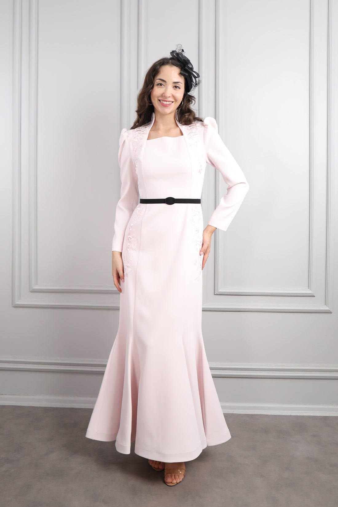 فستان بياقة مربعة بتطريزات عالاكتاف مع حزام اسود وزينة عالشعر -بمبي