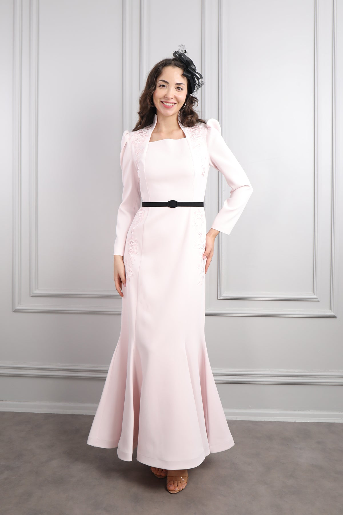 فستان بياقة مربعة بتطريزات عالاكتاف مع حزام اسود وزينة عالشعر -بمبي