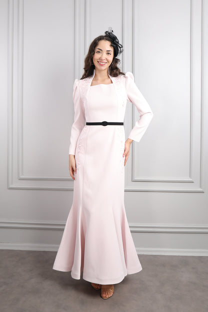 فستان بياقة مربعة بتطريزات عالاكتاف مع حزام اسود وزينة عالشعر -بمبي