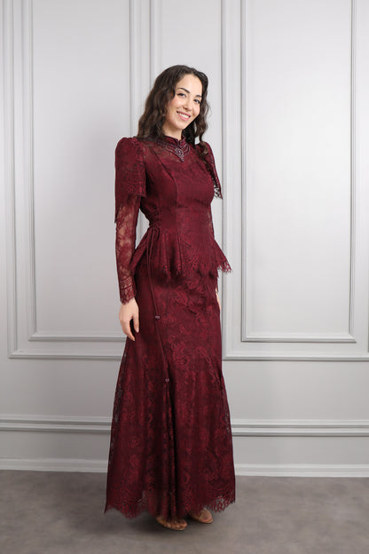 طقم دانتيل خناقي بتطريزات خرزية واكمام شفافة -عودي