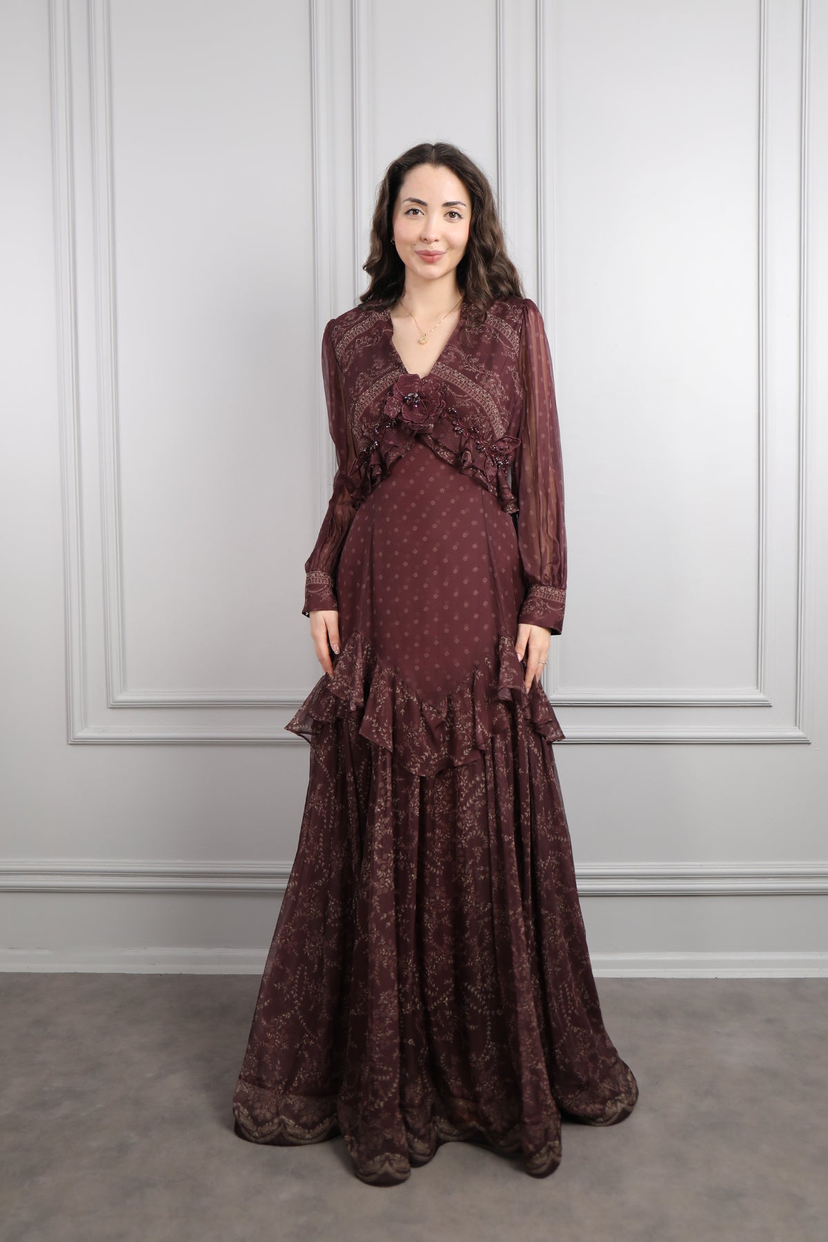 فستان شيفون بياقة مثلثة وتفاصيل كشكشة مقاس كبير -عودي