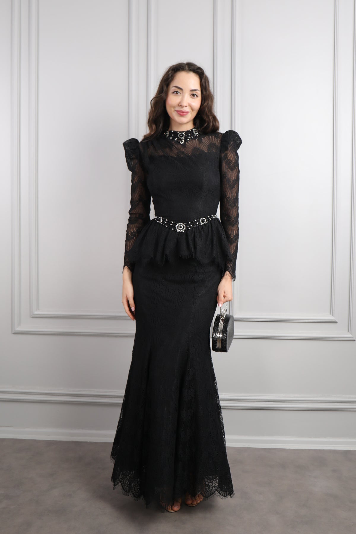 طقم دانتيل خناقي بتطريزات خرزية عالياقة والخصر باكمام شفافة -اسود