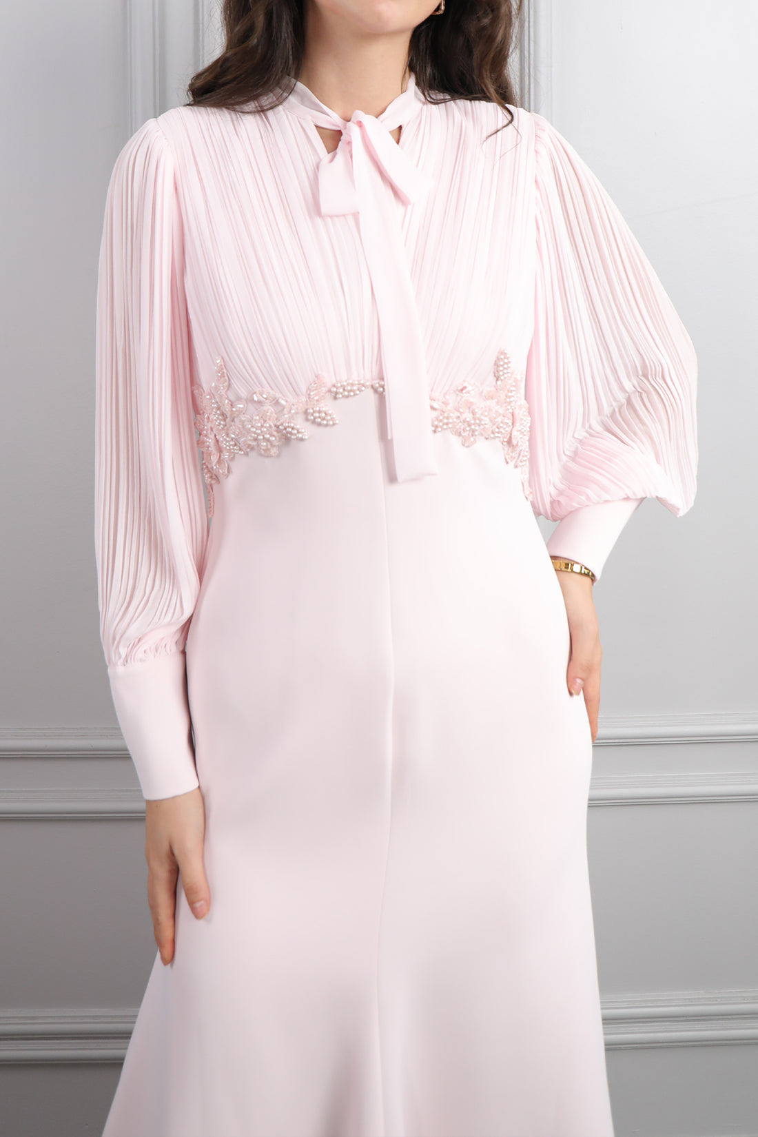 فستان ناعم مزين بالخرز باكمام واسعة بتكسيرات -بمبي