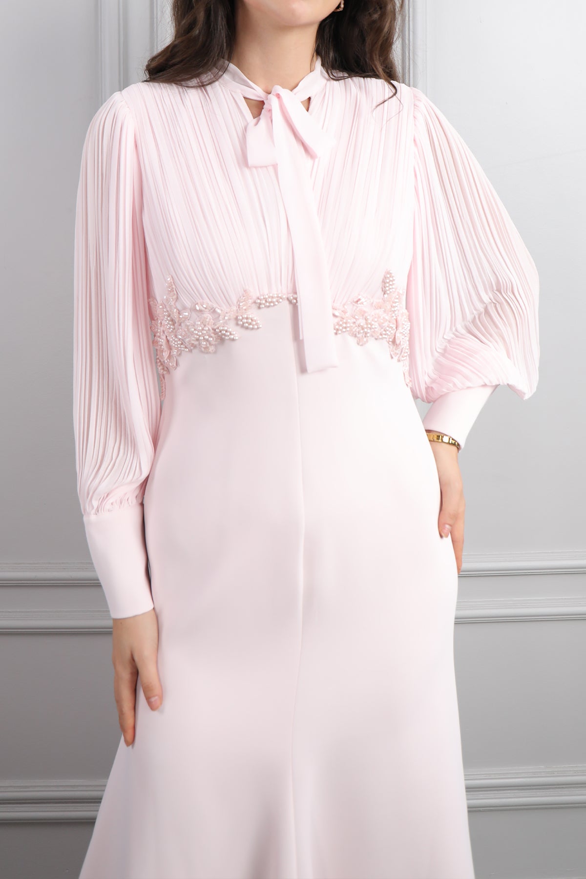 فستان ناعم مزين بالخرز باكمام واسعة بتكسيرات -بمبي