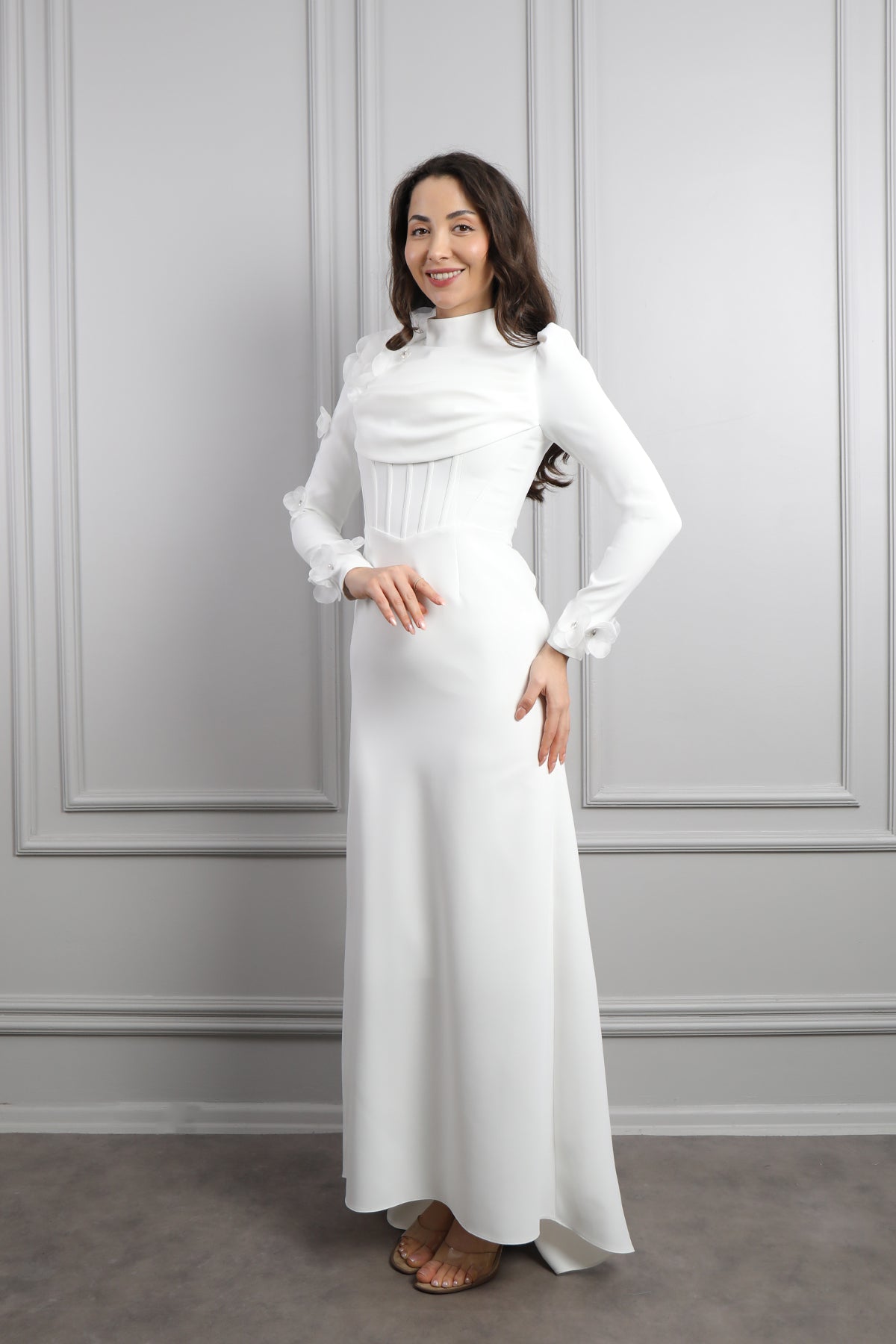 فستان سهرة للمحجبات بتصميم كورسيه وزينة ورود مع تفصيل كايب من الكتف -ابيض