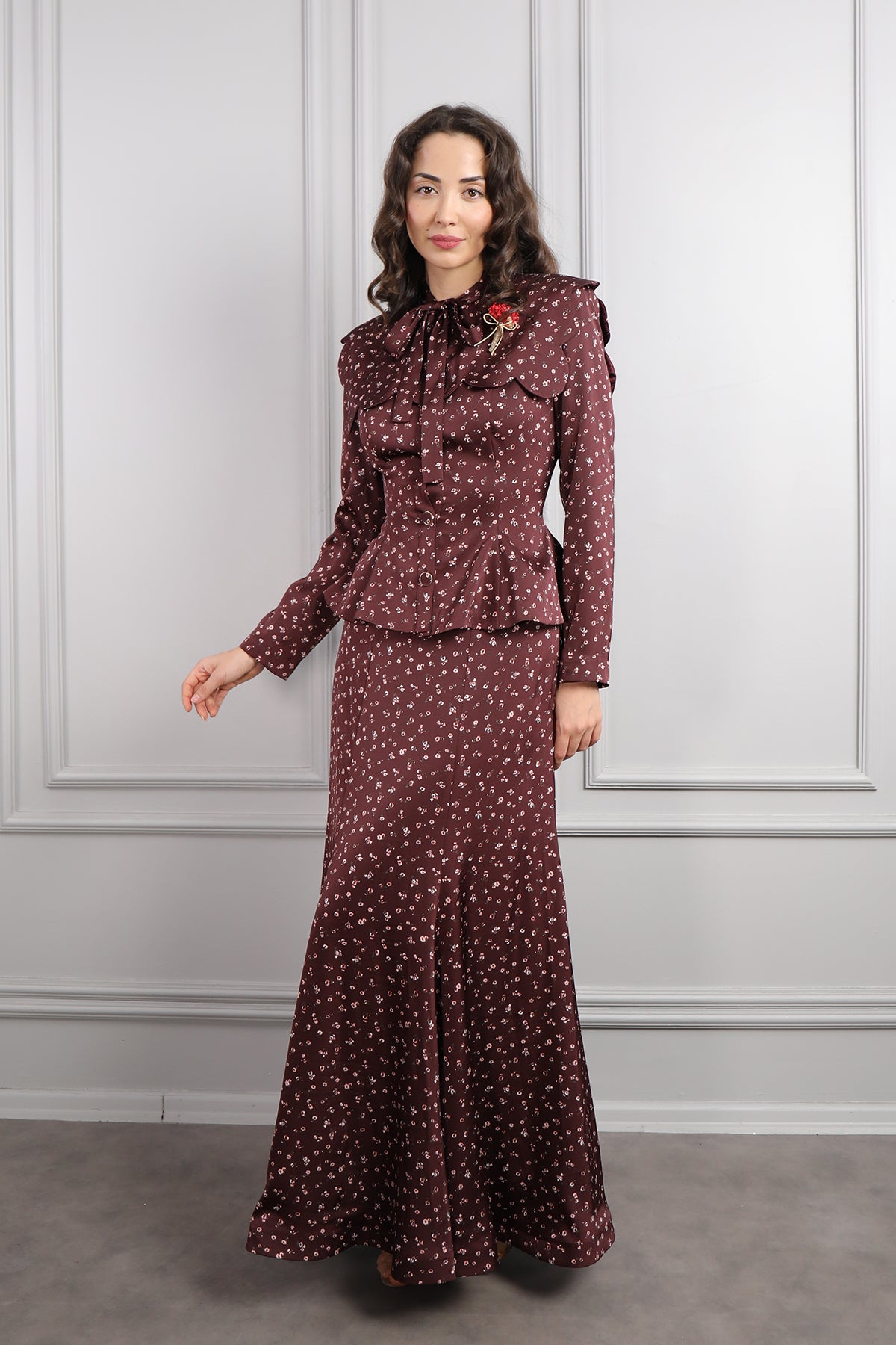 طقم تنورة وبلوزة ساتان مزخرف ورود بياقة تنربط -عودي