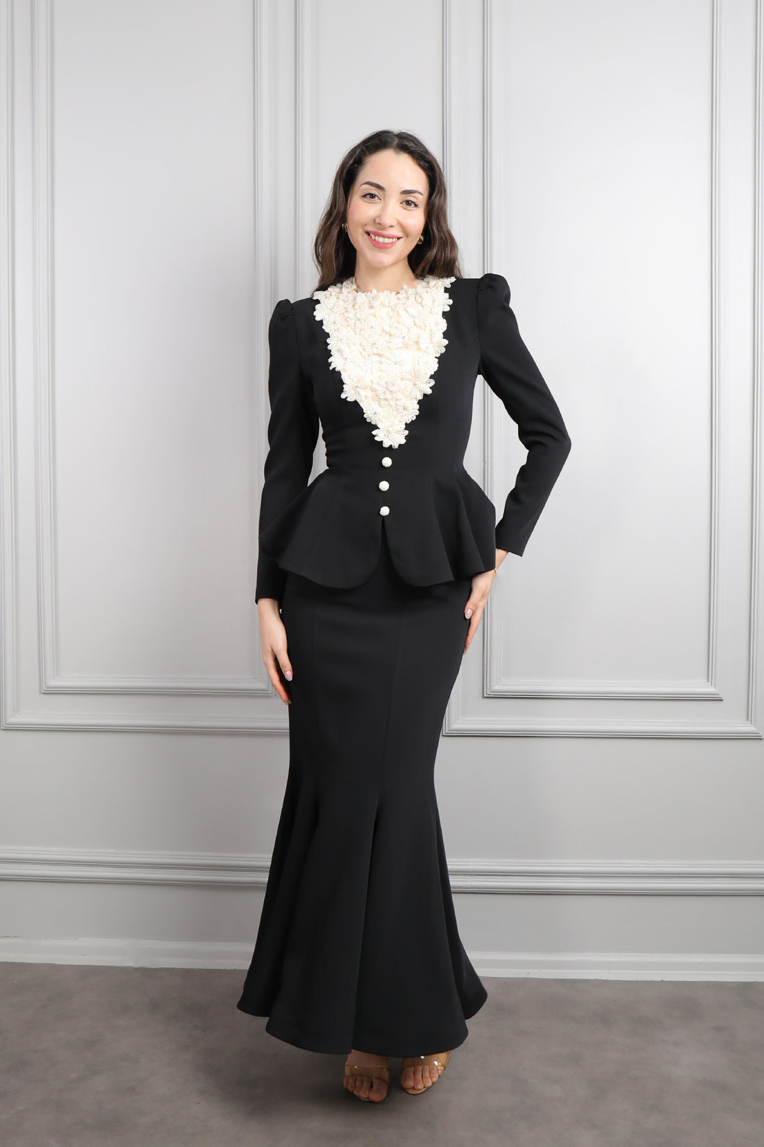 طقم تنورة وتوب رسمي مزين بالورود في الياقة -اسود