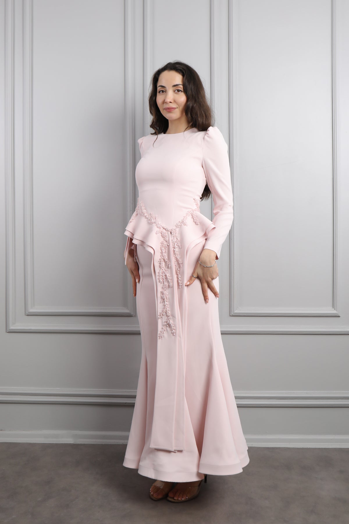 طقم تنورة وتوب مزين بالخرز بتفصيل ذيل من الخصر -بمبي