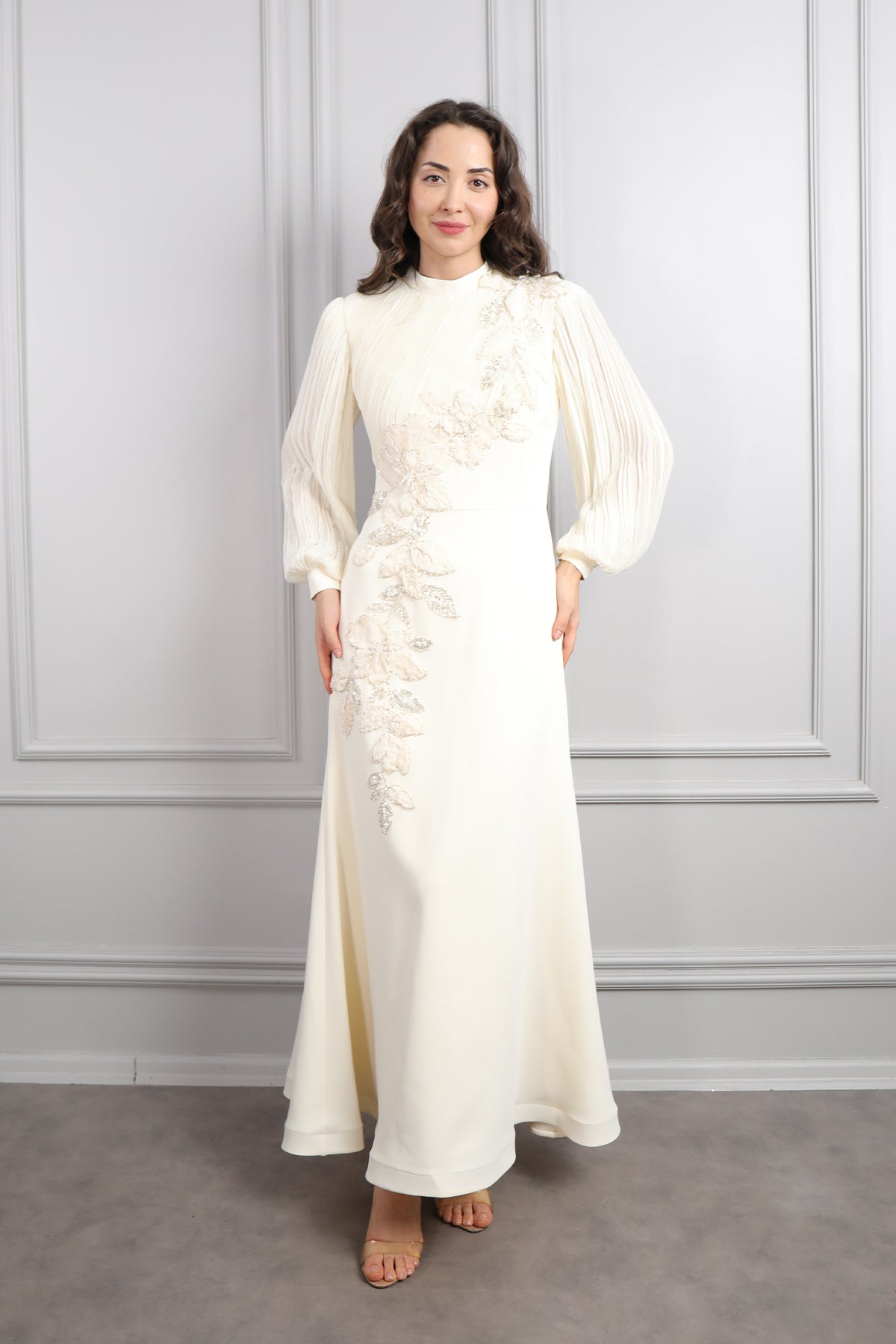 فستان خناقي باكمام واسعة مزين بالخرز والورود -سكري