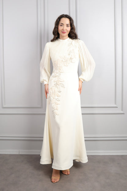 فستان خناقي باكمام واسعة مزين بالخرز والورود -سكري