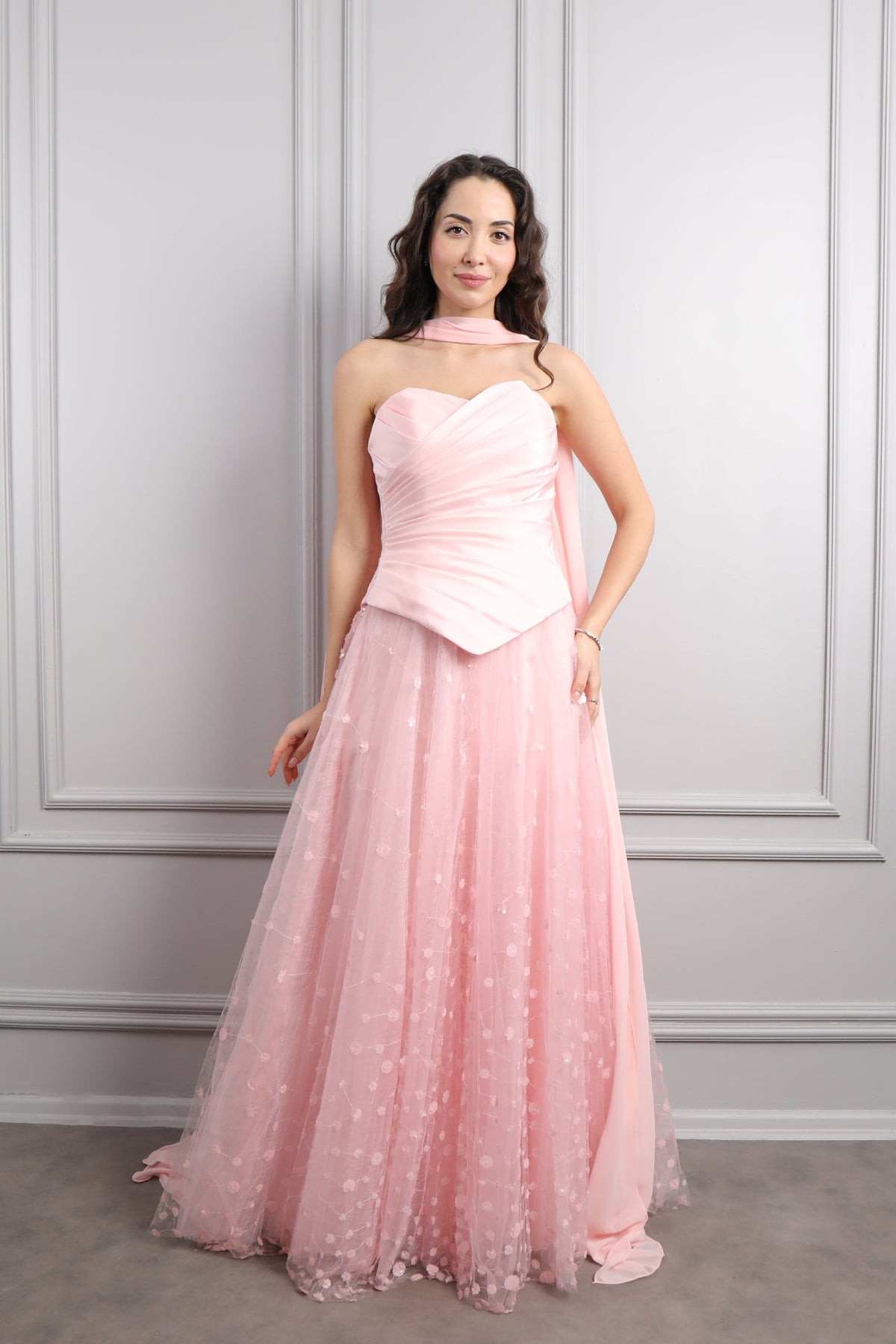 فستان سهرة سترابلس بتنورة تول وشال طويل -بمبي