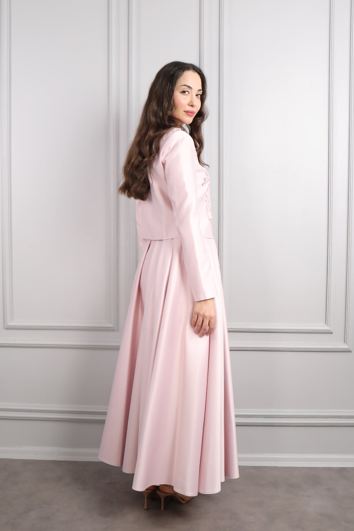 طقم تنورة وجاكيت بتطريزات خرزية -بمبي