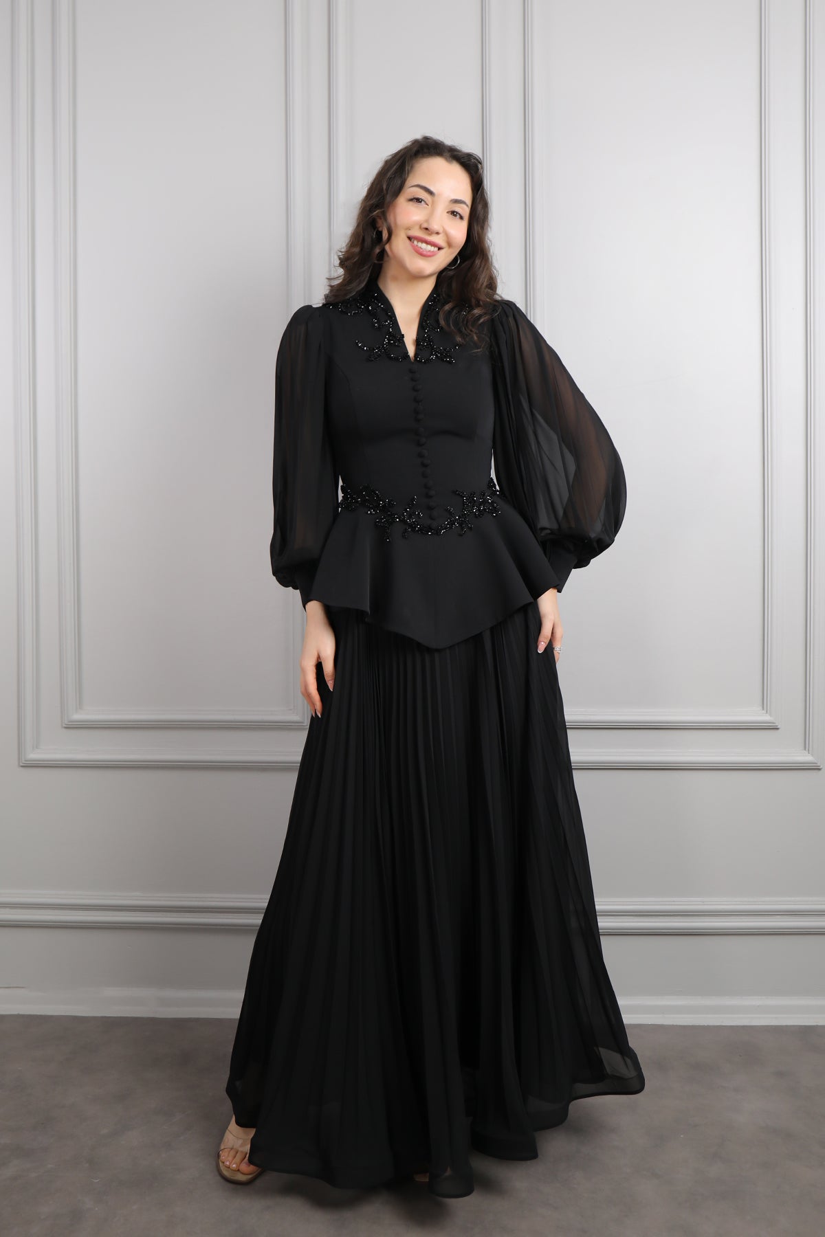 طقم تنورة بتكسيرات وتوب مزين بازرار وتطريزات خرزية -اسود